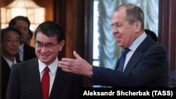 Sergei Lavrov (D) i Taro Kono (L) tokom sastanka u Moskvi 