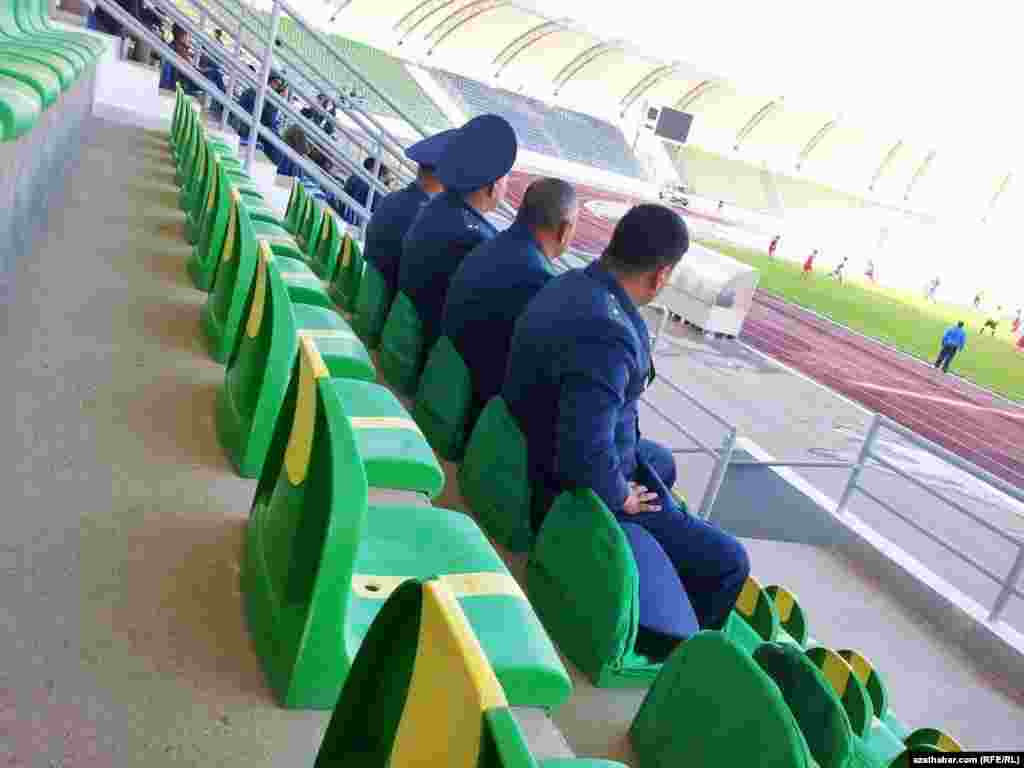 Polisi&yacute;anyň işg&auml;rleri futbol o&yacute;nuna tomaşa ed&yacute;&auml;rler.