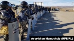 Сотрудники служб безопасности на границе сёл Масанчи и Каракемер. Жамбылская область, 8 февраля 2020 года.