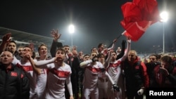 Түркия құрамасы әлем чемпионатына жолдама алғанын тойлап жатыр. Приштина, Косово. 31 наурыз 2026 жыл.