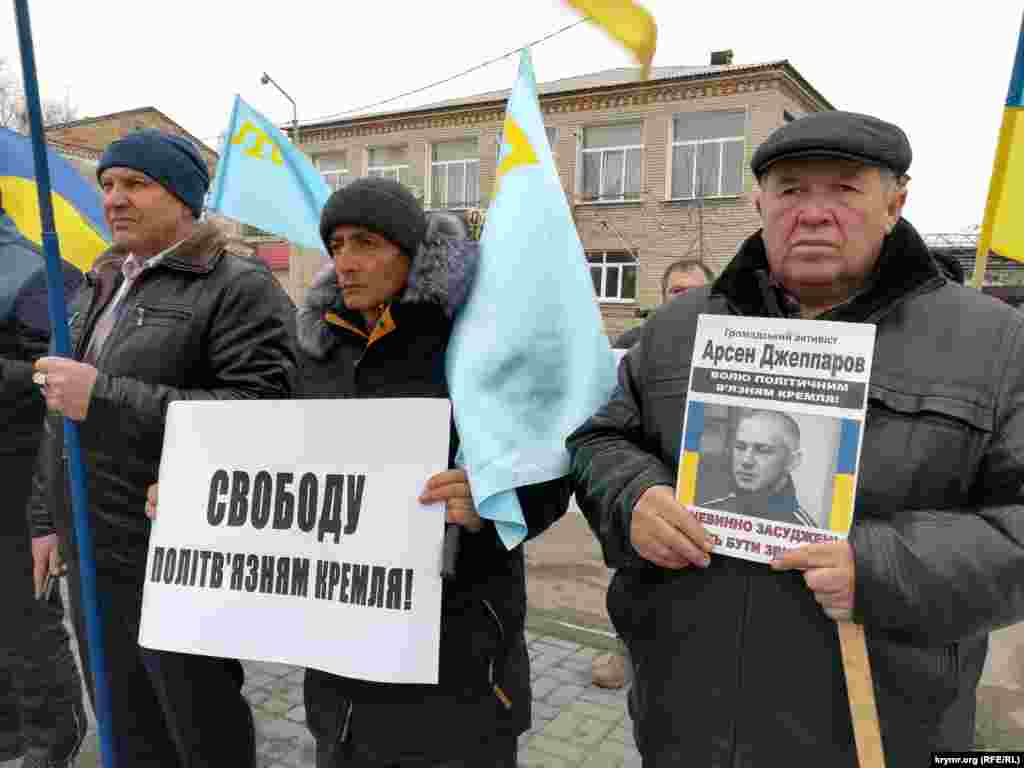 Тоді мітингувальникам протистояли проросійські активісти, в тому числі, з партії &laquo;Русское единство&raquo;