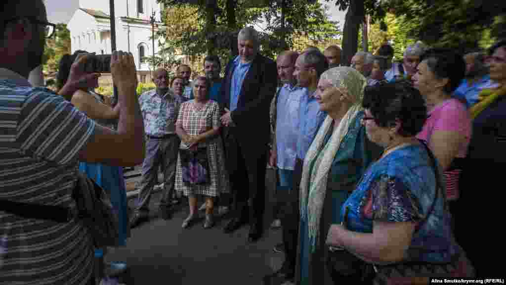 Ті, хто прийшов на суд, записують відеокоментар про результати засідання