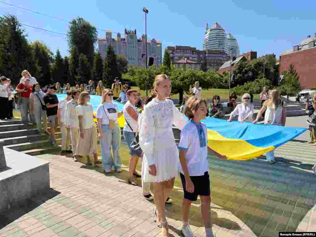 Щонайменше 300 дніпрян долучилися до акції у Дніпрі з нагоди Дня Незалежності України, 24 серпня 2026 року