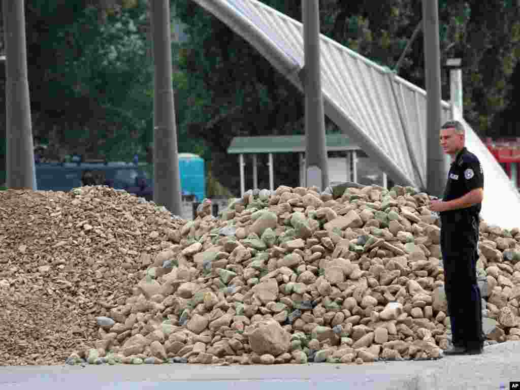 Policajac na most u Mitrovici koji deli grad na većinski srpski i većinski albanski deo, 16.septembar 2011