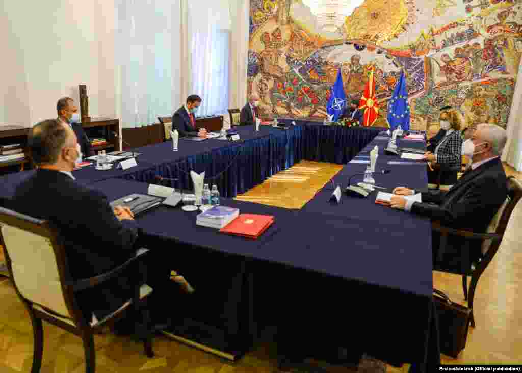 СЕВЕРНА МАКЕДОНИЈА - Ситуацијата е исклучително сериозна, човечките и материјалните ресурски се искористени речиси до максимум. Во отсуство на вакцина или лек нема друга алтернатива, туку почитување на мерките, носење на заштитна маска, намалени дружби… Направето го тоа за себе и за своите најмили, изјави претседателот Стево Пандаровски, по денешниот состанок на Советот за безбедност.