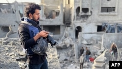 Снимката е илюстративна. На нея се вижда палестинският журналист Омар Ал-Катаа, който работи за Агенция Франс прес в Газа, 26 декември 2024 г.