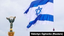 Ілюстраційне фото: прапор Ізраїлю над Києвом, 14 травня 2021 року
