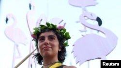 Protesti u Albaniji postali su poznati kao Flamingo revolucija.