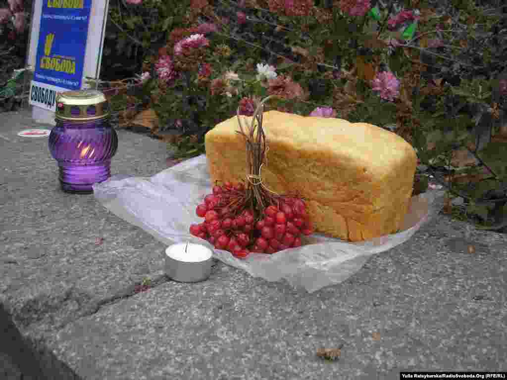 Ukraine -- Ukrainian citizens mourn Holodomor victims, Dnipropetrovsk, 23Nov2013