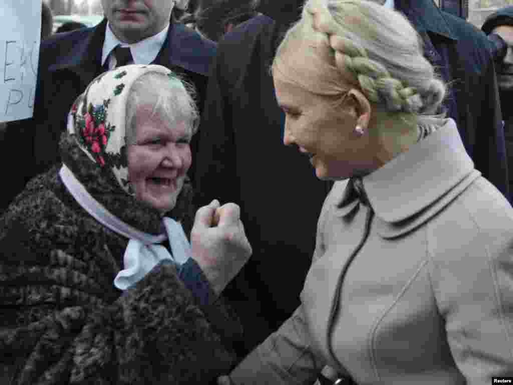 Лідер партії «Батьківщина» Юлія Тимошенко почала ознайомлюватись із матеріалами досудового слідства. Для цього вона в середу прибула до одного з приміщень Генеральної прокуратури України. На ґанку будівлі, спілкуючись із журналістами, вона вчергове назвала дії прокуратури терором проти опозиційних політиків. Натомість у прокуратурі кажуть, що Тимошенко перекручує інформацію і намагається затягти перебіг розслідування.Photo by Konstantin Chernichkin for Reuters