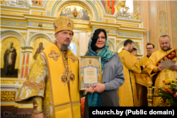 Юлія Серада атрымлівае у 2025 годзе падзяку ад кіраўніка Беларускай праваслаўнай царквы Маскоўскага патрыярхату. Як супрацоўніца «Інстытуту Белдзяржпраект» яна таксама ўдзельнічала ў праекце рэканструкцыі храма Аляксандра Неўскага ў Менску