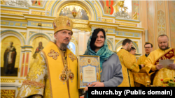 Юлія Серада отримує подяку у 2025 році від митрополита Мінського і Заславського Веніаміна, глави Білоруської православної церкви Московського патріархату