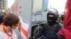 Дэманстранты каля кардону сілавікоў з сыстэмай «Рубеж»