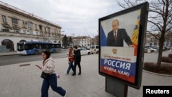 Плакат на підтримку президента Росії Володимира Путіна на вулиці в чорноморському порту Севастополя, Крим, 14 лютого 2024 року