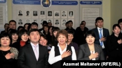Работники акимата города Атырау исполняют гимн Казахстана. Атырау, 15 декабря 2010 года.