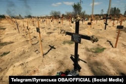Поховання загиблих від обстрілів і померлих у Сіверjкодонецьку цивільних на кладовищі біля селища Лісної Дачі поблизу міста у квітні 2022 року