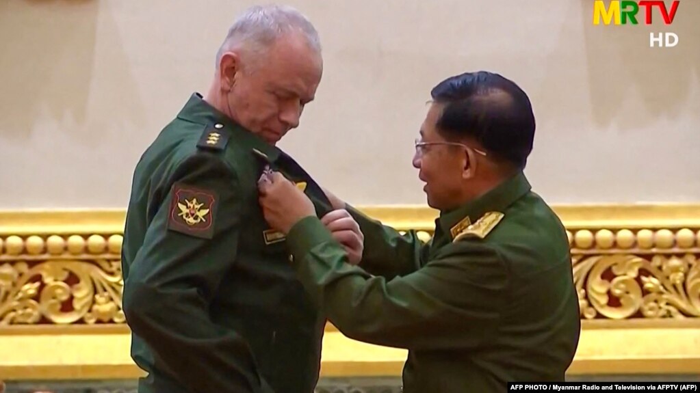 Russia's Deputy Defense Minister Aleksandr Fomin (left) receives a medal from Burma's armed forces chief, Senior General Min Aung Hlaing, on March 26.