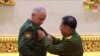 Бирманын хунта башчысы, улук генерал Мин Аунг Хлайн Орусиянын коргоо министринин орун басары Александр Фоминге медал тагууда. Найпидо шаары, Бирма. 2021-жылдын 26-марты.