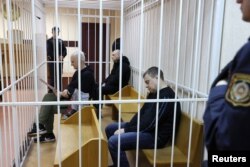 ალეს ბიალიაცკისა (მარცხნივ) და მისი თანამოაზრეების სასამართლო პროცესი მინსკში. 2023 წ. 5 იანვარი.