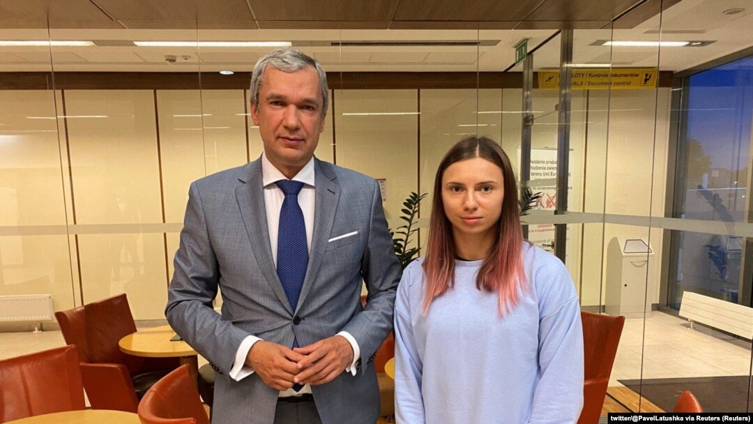Kristina Țimanovskaia a fost întâmpinată în Polonia de Pavel Latușka, fost ambasador și ministru al Culturii în regimul Lukașenko, trecut de partea Opoziției după ce a văzut protestatari torturați, fugit din Belarus cu o mașină a corpului diplomatic.