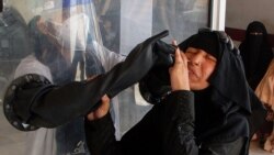 Пакистанский медик делает забор анализа на ПЦР-тест на коронавирус в Хайдерабаде. 20 июня 2020 года.