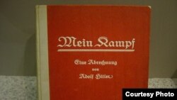 Экземпляр книги Адольфа Гитлера Mein Kampf в музее в Мюнхене.