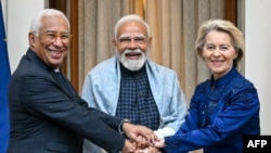 Индиянын өкмөт башчысы Нарендра Моди (ортодо), Еврокомиссиянын төрайымы Урсула фон дер Ляйен жана Еврокеңештин төрагасы Антонио Кошта. Дели, 27-январь, 2026-жыл  