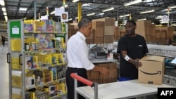 ABŞ - Prezident Obama "Amazon" anbarındakı işçiylə söhbətləşir. 
