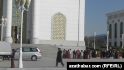 Школьники перед зданием театра, Ашхабад 