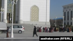 Mekdep okuwçylary teatryň öňünde, Aşgabat