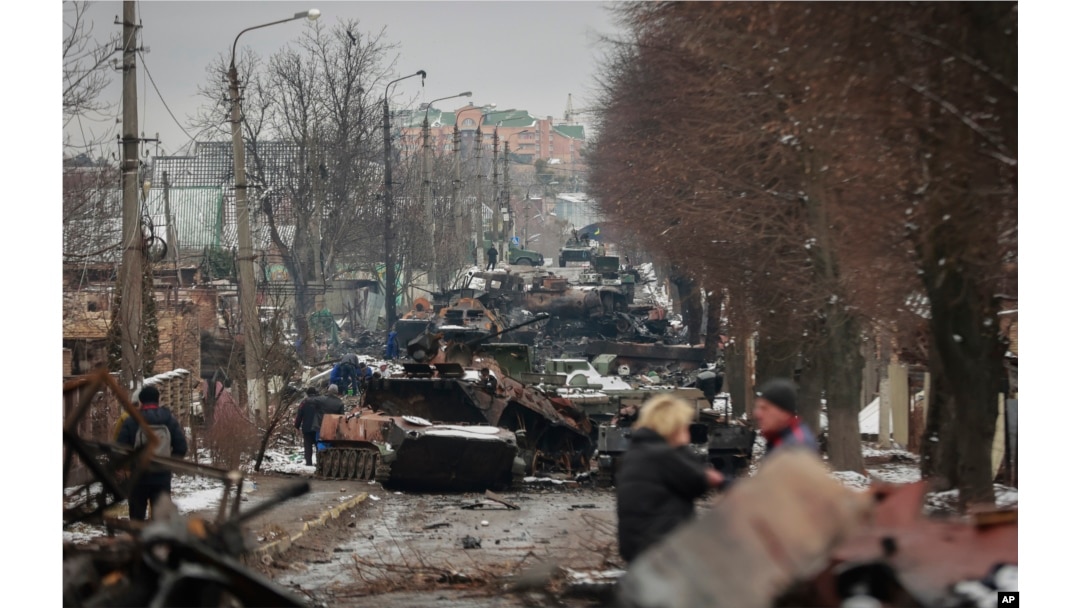 Printre cele mai marcante momente ale războiului, chiar la începutul său: oamenii descoperă devastarea din urma masacrului din Bucea, 1 martie 2022.