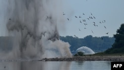 Detonacija kamena u Dunavu kako bi voda stigla do posljednjeg reaktora 