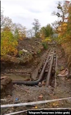 Розкопані тепломережі в окупованому Лисичанську у листопаді 2025 року