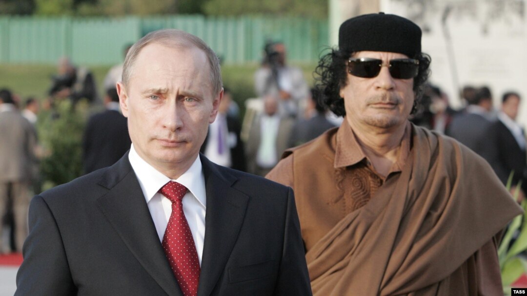 Российский президент Владимир Путин и ливийский лидер Муамар Каддафи (слева направо) во время встречи в государственной резиденции "Азизия". Фото ИТАР-ТАСС/ Михаил Климентьев, 16 апреля 2008