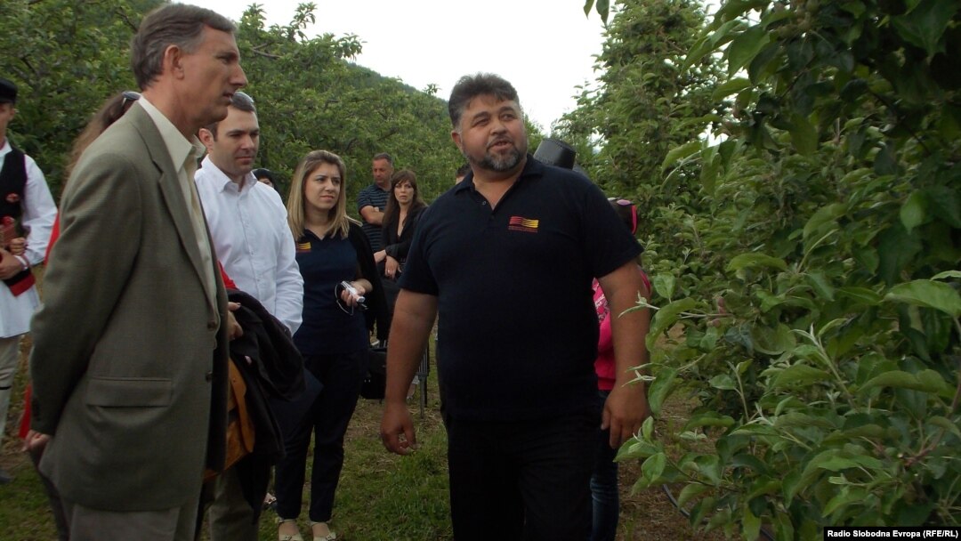 Андрија Секуловски, овоштар и амбасадорот на САД во Македонија Пол Волерс. 