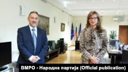 Архивска фотографија објавена на официјалниот сајт и ФБ профил на ВМРО-НП: Лидерот на ВМРО-Народна, Љубчо Георгиевски, и бугарската министерка за надворешни работи, Екатерина Захариева