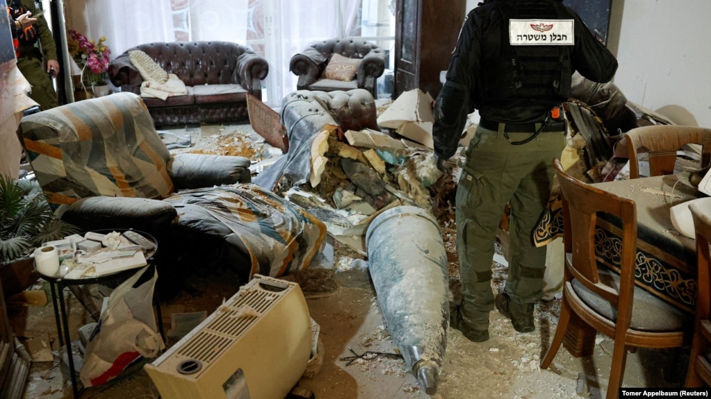 بخشی از یک موشک ایرانی داخل یک اتاق نشیمن در شهر رخووت، اسرائیل، ۲۹ اسفند