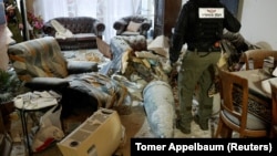 بخشی از یک موشک ایرانی داخل یک اتاق نشیمن در شهر رخووت، اسرائیل، ۲۹ اسفند