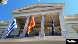 Грчко и македонско знаме на грчкото МНР во Атина