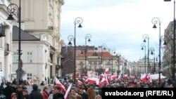 Людзі на вуліцы Кракаўскае прадмесьце. Фота Аляксея Дзікавіцкага (малодшага).