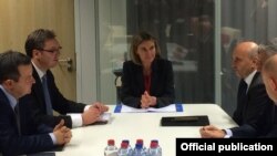 Përfaqësuesja e lartë e BE-së, Federica Mogherini  dhe kryeministri i Serbisë, Aleksandar Vuçiq (majtas) e kryeministri i Kosovës, Isa Mustafa (djathtas) gjatë takimit të sotëm në Bruksel 