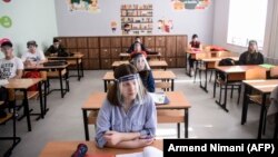 Nxënësit në shkollën fillore "Faik Konica" në Prishtinë gjatë mësimit plotësues. Prishtinë, 9 qershor, 2020. 