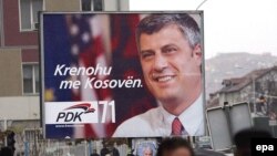 Priština: predizborni poster sa slikom lidera najveće opozicione partije, Hašima Tačija. 