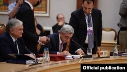 Президент Армении Серж Саргсян подписывает договор о присоединении Армении к ЕАЭС, Минск, 10 октября 2014 г․