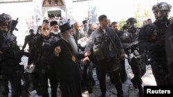 Obezbeđenje sprovodi poglavara SPC Portfirija i mitropolita Joanikija iz manastira na Cetinju, 5. septembar