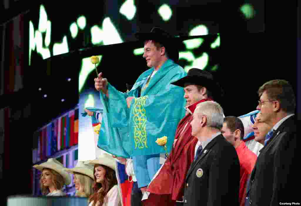 Александр Зайчиков (в центре на пьедестале) на церемонии награждения.&nbsp;Фото&nbsp;предоставлено пресс-службой Федерации тяжелой атлетики Казахстана.&nbsp;