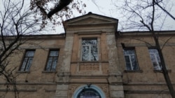 Старинный герб на портике главного фасада