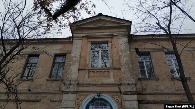 Старинный герб на портике главного фасада