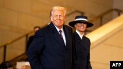 Američki predsjednik Donald Trump sa prvom damom Melanijom dolazi u zgradu Kongresa tokom inauguracije, 20. janaur 2025.