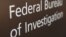 Таблиця з написом Федеральне бюро розслідувань на головному офісі ФБР у Вашингтоні